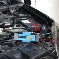 CHARGEUR ELECTRON. AUTO 6-12V 4A + ACCESSOIRES
