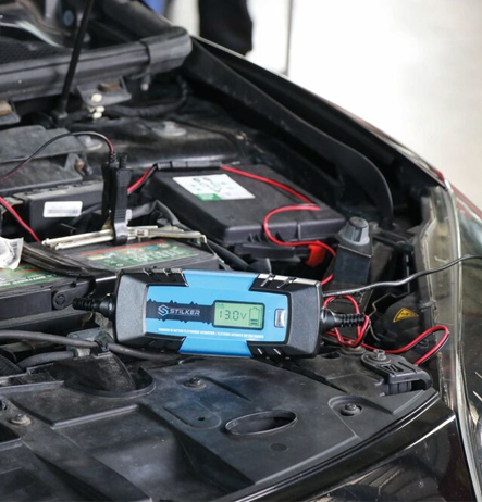 CHARGEUR ELECTRON. AUTO 6-12V 4A + ACCESSOIRES